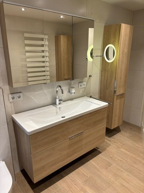 Modernes Bad mit Hängeschränken