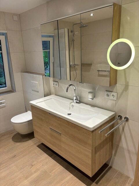 Modernes Bad mit Hängeschränken