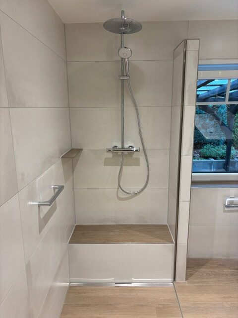 Barrierefreie Dusche mit Sitzfläche