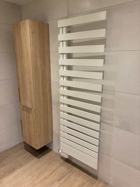 Modernes Bad mit Hängeschrank und großer Handtuchheizung