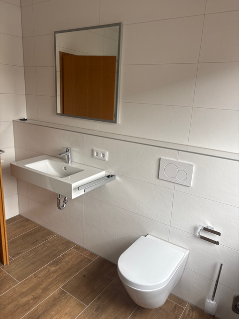 Modernes Bad mit großer Ablagefläche