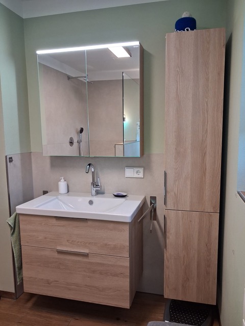 Neues Bad mit Hängeschrank