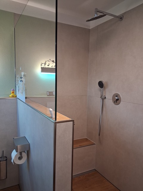 Modernes Bad mit Sitzbank in der Dusche