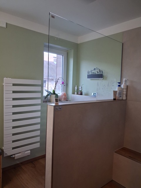 Modernes Bad mit Sitzbank in der Dusche